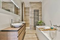 Neues, modernes Bad mit Holzoptik, Doppelwaschbecken